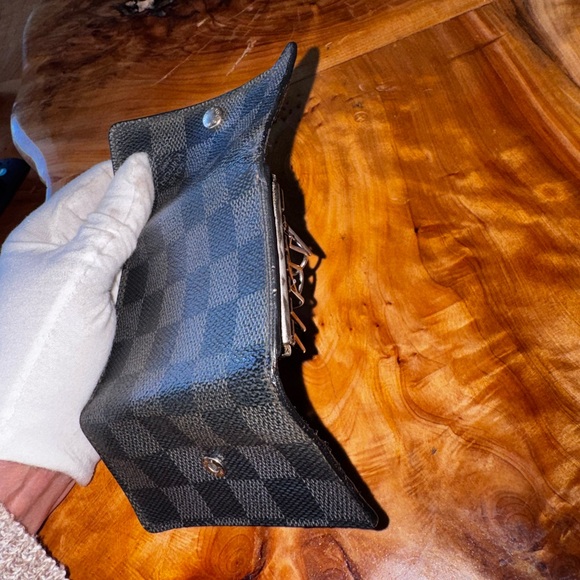 Louis Vuitton
Damier Graphite 6 Ring Key Holder - Picture 10 of 16